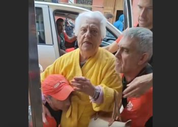 #Video Rescatan con vida a mujer de 87 años, quien sobrevivió 3 días al temporal en España