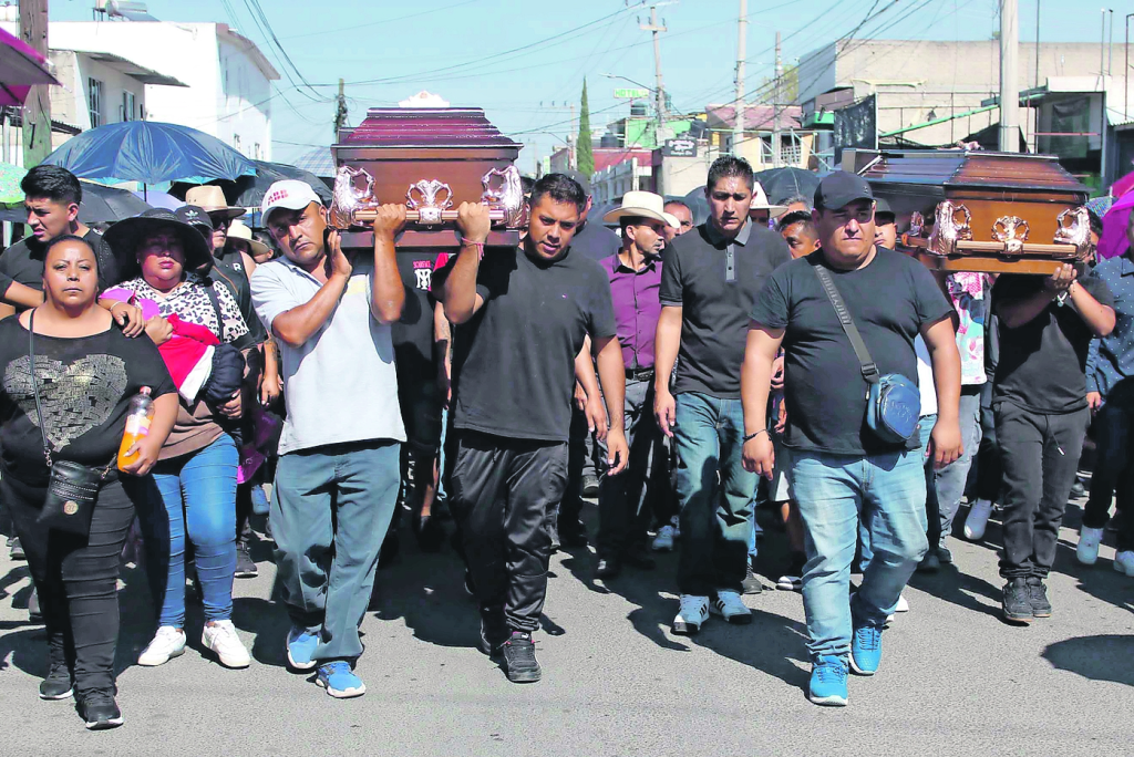 Cortejo fúnebre acompaña los cuerpos de Octavio e Isaac, víctimas del ataque al bar “Bling Bling” en Cuautitlán Izcalli, Estado de México