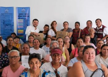 Visita sorpresa de Mara Lezama a centro de distribución de paquetes alimentarios “Comemos Tod@s” en Cancún