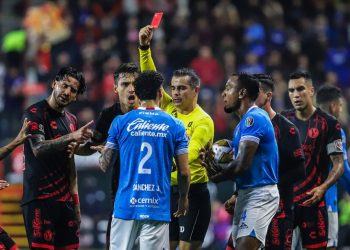 Xolos golean al líder Cruz Azul y ponen un pie en la semifinal