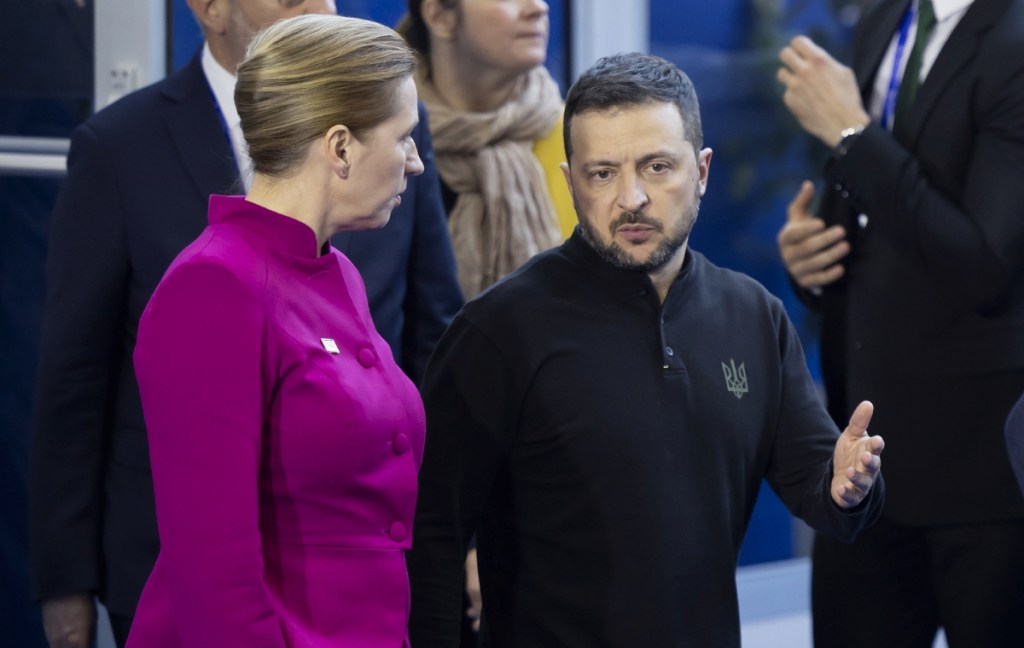 Volodimir Zelensky, presidente de Ucrania, platica con Mette Frederiksen, primera ministra de Dinamarca