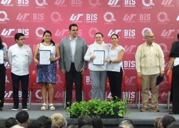 ATESTIGUA ANA PATY PERALTA ENTREGA DE RECONOCIMIENTOS A PERSONAL DE LA UT