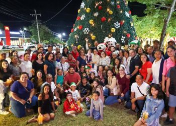 ILUMINA ANA PATY PERALTA A CANCÚN CON GLORIETAS Y VILLA NAVIDEÑA