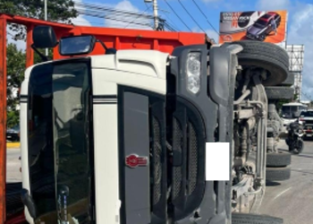 Impactante volcadura en la Colosio deja dos lesionados y caos vial.