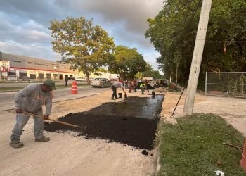 Con trabajos de bacheo rescatan la entrada de Chetumal para la seguridad de conductores