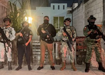 Autoridades aseguran drogas y 8 armas de fuego en tres cateos en Benito Juárez; detienen a ocho personas cerca de los inmuebles investigados