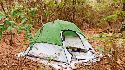 Tienda de campaña donde fue encontrada la menor abandonada por Alexander Materne en Tangipahoa