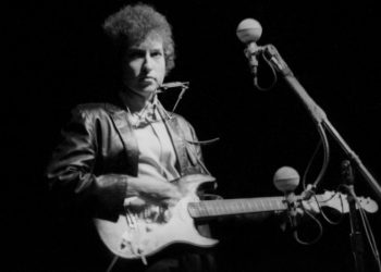 Abucheos y distorsión: La controversial y legendaria presentación de Bob Dylan en el Newport Folk Festival de 1965