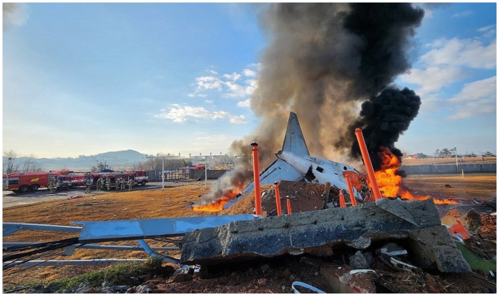 Accidente de avión en Corea del Sur deja más de 20 víctimas, de las 181 personas a bordo al momento del siniestro