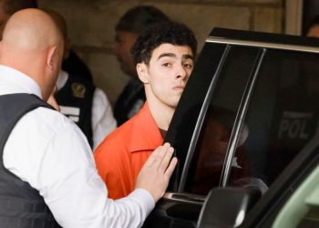 Acusan de asesinato, armas y acoso en NY a homicida de CEO de UnitedHealthcare