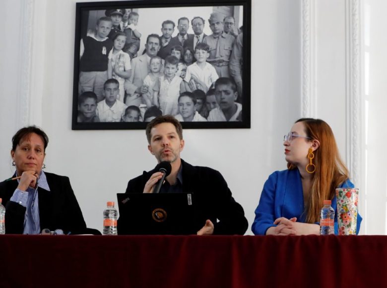 Mujeres y niñas desplazadas por la violencia de género en sus países afrontan violencia sexual, trata de personas y otras graves violaciones a sus derechos humanos al transitar por México, según alertó un informe de la Agencia de la ONU para los Refugiados. Arriba, rueda de prensa de autoridades