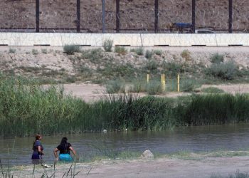 Agentes estadounidenses disparan bolas de pimienta a migrantes en frontera de México