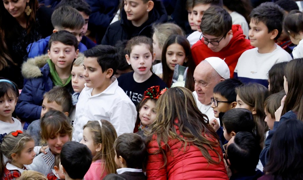 El papa Francisco se reúne con hijos de empleados del Vaticano durante una audiencia para pronunciar un mensaje navideño en el Aula Pablo VI