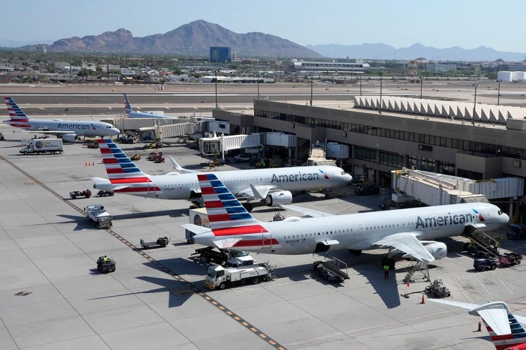 En vísperas de Navidad, American Airlines suspendió vuelos en Estados Unidos por un problema técnico (Foto de AP)