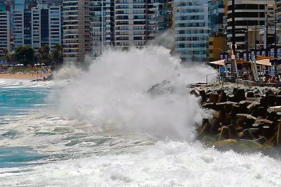 Olas gigantes golpean en la avenida costera Perú en Viña del Mar. El fenómeno duraría hasta el miércoles