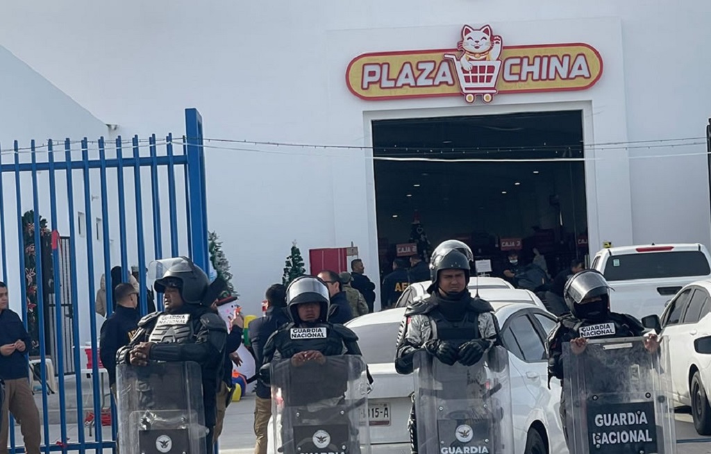 Policías custodian uno de los comercios donde se decomisó mercancía ilegal, de procedencia asiática, en Ensenada. La foto es de redes sociales