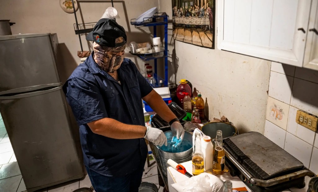 Uno de los “cocineros” de fentanilo en un improvisado “laboratorio” en el centro de Culiacán. El Cártel de Sinaloa ha tenido que “mover” constantemente sus sitios de producción