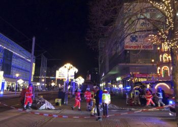 ¿Atentado en Alemania Auto embiste a personas en mercado navideño (VÍDEO)