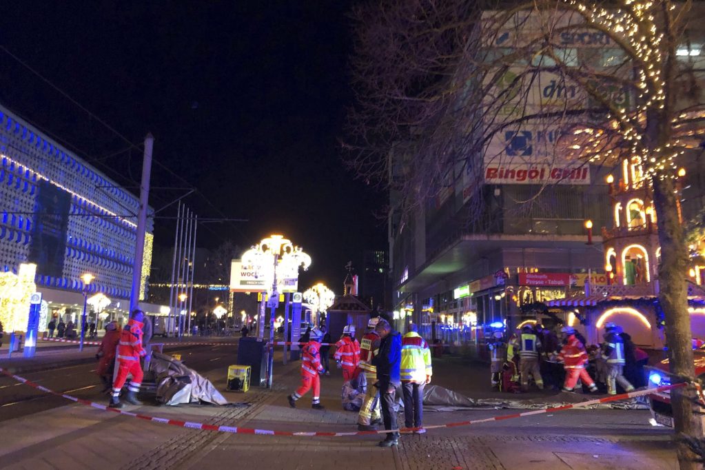 Un muerto y varias personas heridas fuel el saldo después que un auto atropelló a un grupo de personas en un mercado navideño al este de Alemania.