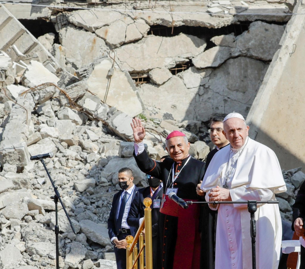 El arzobispo de Mosul y Aqra, Najib Mikhael Moussa, saluda en compañía del papa Francisco, durante una histórica visita que el Pontífice argentino llevó al cabo en Mosul, Iraq, el 7 de marzo de 2021