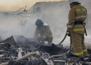 Avión de Azerbaiyán Airlines se desploma en Kazajistán; hay 30 muertos y 32 sobrevivientes