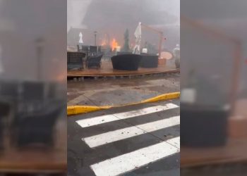 Avión pequeño se desploma en ciudad turística de Brasil; hay al menos 15 heridos