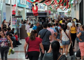 “Plazas Comerciales de Cancún: El Corazón Navideño Rebosa de Vida y Compras”
