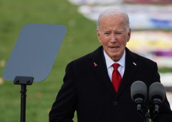 Biden encabeza un homenaje en la Casa Blanca por el Día Mundial del Sida