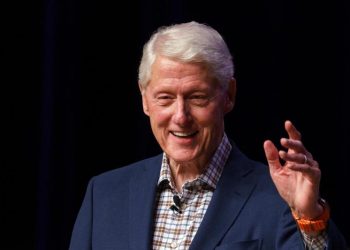 Bill Clinton sale del hospital al que había sido ingresado por gripe