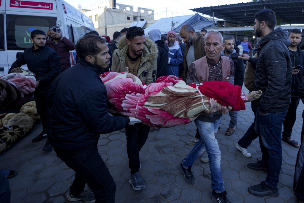 Un bombardeo israelí en el sur de la Franja de Gaza, dejó como saldo al menos 20 palestinos muertos, entre ellos mujeres y niños.