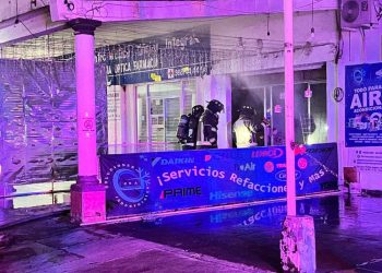 Incendio arrasa con local de artículos navideños en Cancún