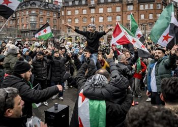 Celebran en Damasco la caída de Bashar al Assad: tiran estatuas y allanan su residencia (VÍDEOS)