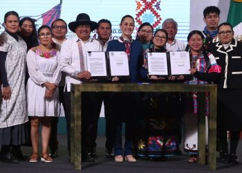 Claudia Sheinbaum firma la reforma que reconoce los derechos de los pueblos indígenas