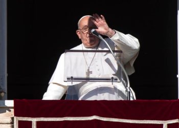 Comer en familia, con el celular, el consejo del Papa Francisco