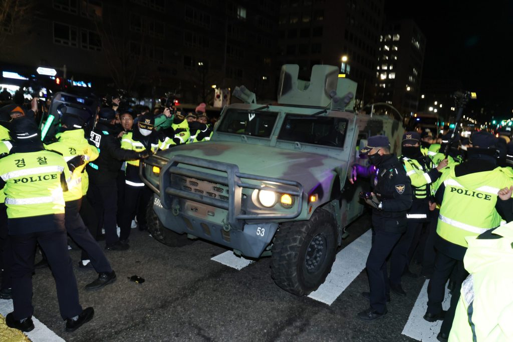 Vehículos militares desplegados alrededor de la Asambla, son rodeados por grupos de manifestantes, que intercambiaron palabras con los soldados.