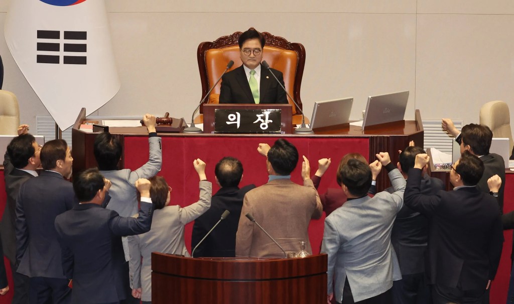 En un hecho sin precedente, el presidente interino de Corea del Sur, Han Duck-soo, fue destituido este viernes por el Parlamento.