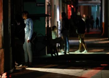 Cuba reconecta su sistema eléctrico, pero los largos apagones persisten