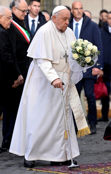 El papa Francisco lleva una ofrenda a la Inmaculada Concepción, el domingo