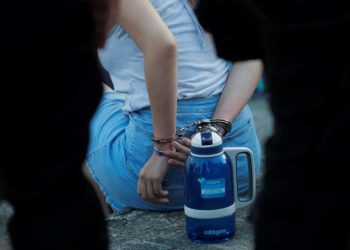 Detienen a una mujer acusada de apuñalar a cliente que le dio poca propina por domicilio