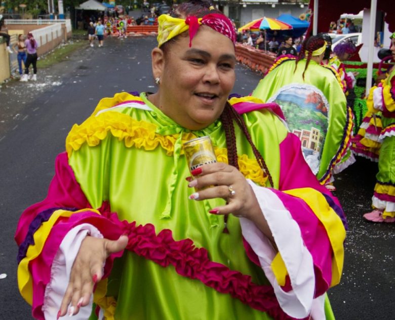 A pie o en vehículos —como se aprecia en la imagen de arriba— llegan los participantes al festival. A la izquierda, parte de la celebración que año con año se realiza en Hatillo, Puerto Rico