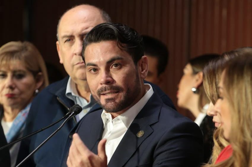 El diputado del PRI Christian Castro Bello, presentó una iniciativa para eliminar los pagos para la obtención de títulos profesionales con el fin de reconocer el esfuerzo de los estudiantes