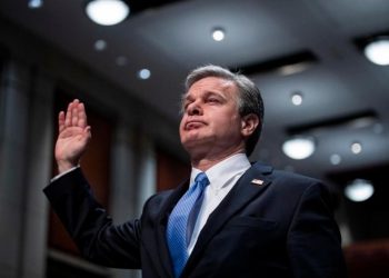 Director del FBI anuncia su dimisión antes de que Trump tome el poder