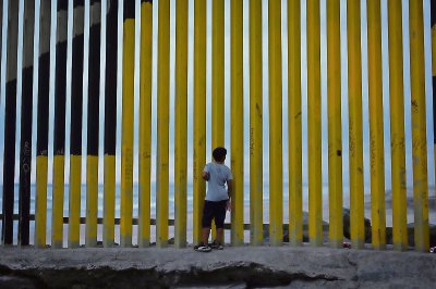 Un niño mira desde Tijuana a través del muro fronterizo de México y Estados Unidos, en noviembre pasado