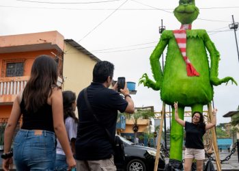 Ecuador despide el año viejo con vistosa tradición