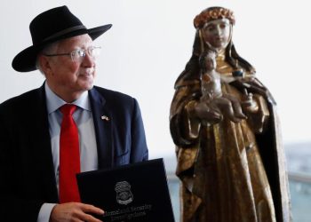 EE.UU. devuelve a México una “valiosa” estatua de Santa Rosa de Lima del siglo XVII