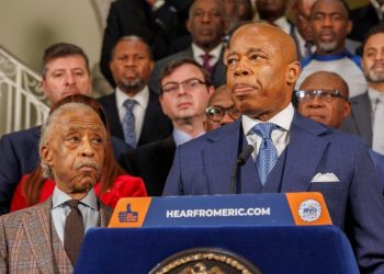 El alcalde de Nueva York se dice dispuesto a cooperar para deportar a migrantes con delitos