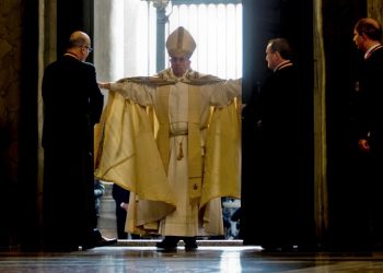 El Papa abre la Puerta Santa y empieza el Jubileo