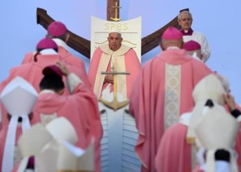 El papa concluye su visita a Córcega con una misa con miles de personas en Ajaccio