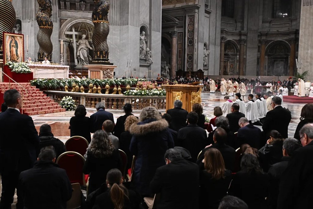 Imagen de la misa en honor de la Virgen de Guadalupe que el papa Francisco encabezó en la Basílica de San Pedro, en El Vaticano (Foto de EFE)