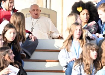 El Papa llama a proteger la vida, tras polémica francesa